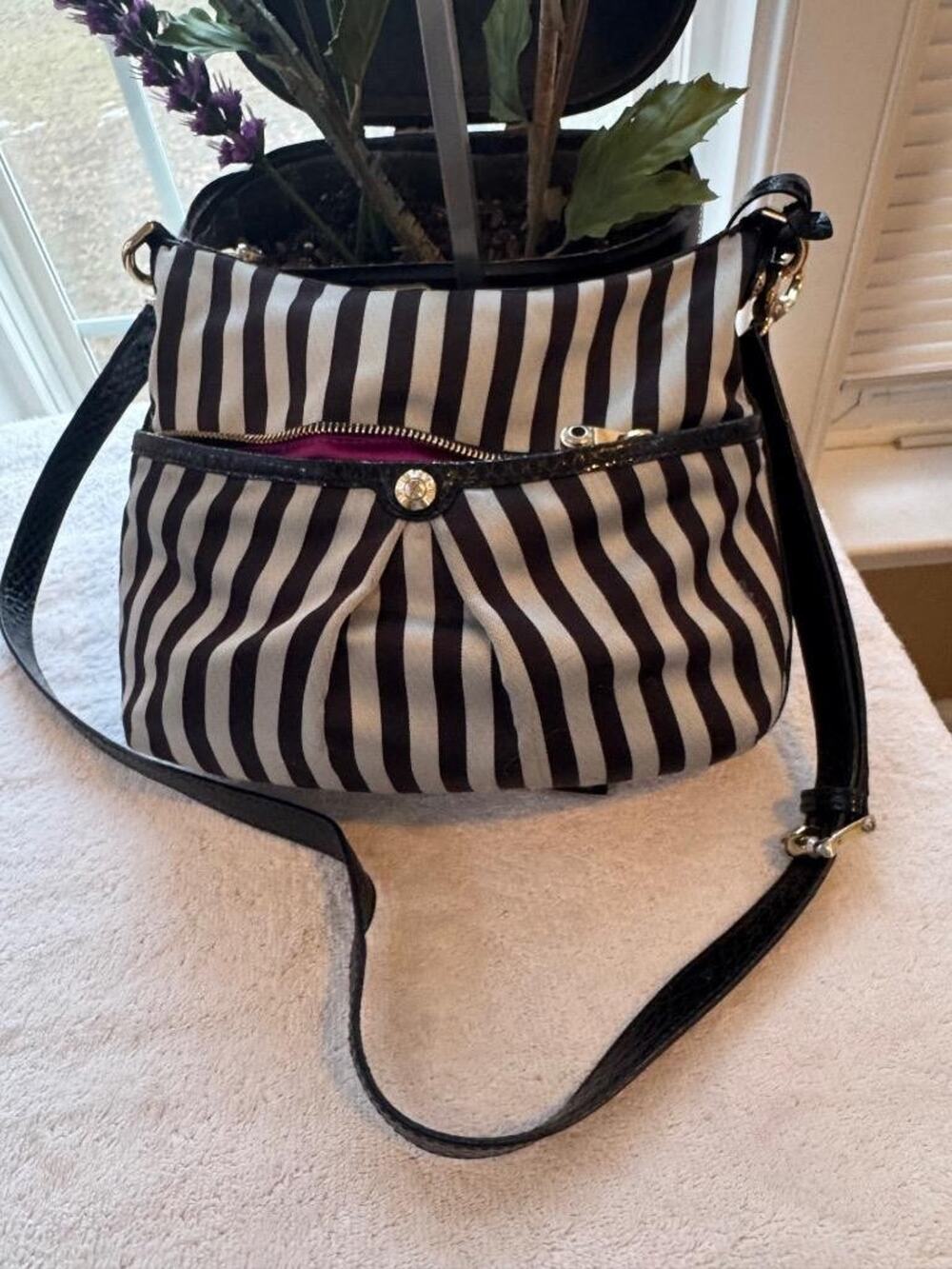 Henri Bendel Icon Stripe messenger bag purse(PU160